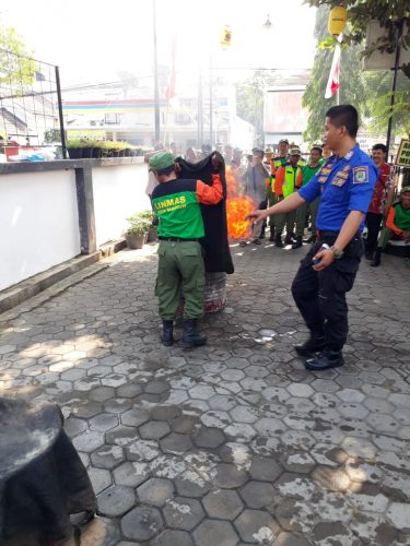 PELATIHAN KESIAPSIAGAAN MASYARAKAT DALAM MENGHADAPI BENCANA KEBAKARAN