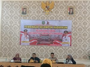 Pembinaan Hukum bagi kelompok Kadarkum di Kelurahan Taman